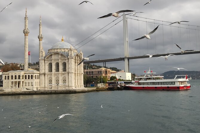 2-Hour Bosphorus Cruise in Istanbul with Guide - The shoreline tour: what you’ll see stop by stop