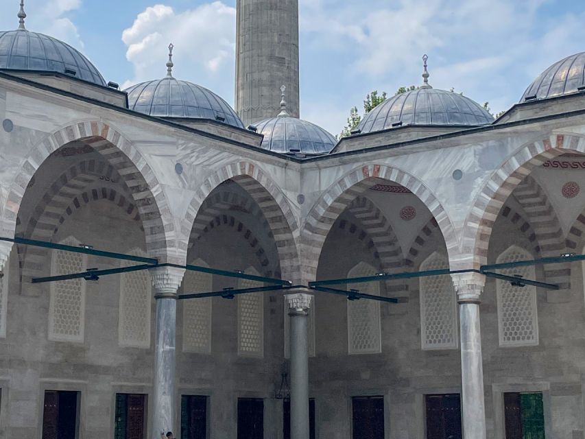 Istanbul: Blue Mosque Guided Tour - Courtyards and the Old City walk around the mosque