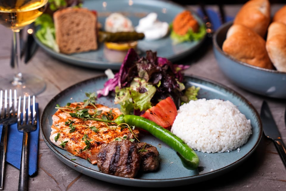 Istanbul: Bosphorus Cruise with Dinner Show - Dinner and drinks: what the meal actually feels like