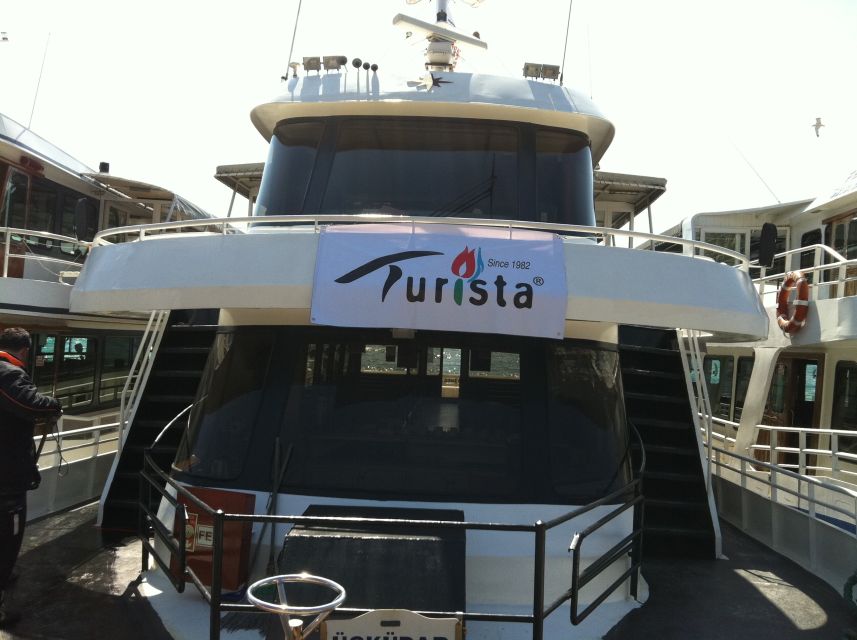 Istanbul: Bosphorus Sightseeing Boat Tour with Guide - Beylerbeyi and Çırağan: waterfront palaces with different vibes