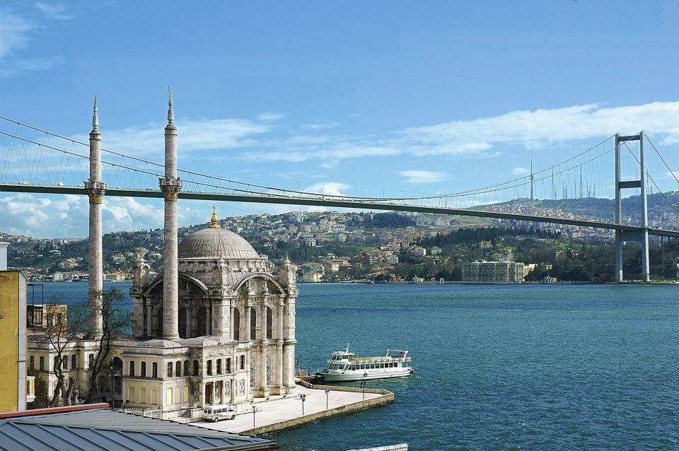 Istanbul: Bosphorus Sightseeing Boat Tour with Guide - Rumeli Fortress: the change of pace from palaces
