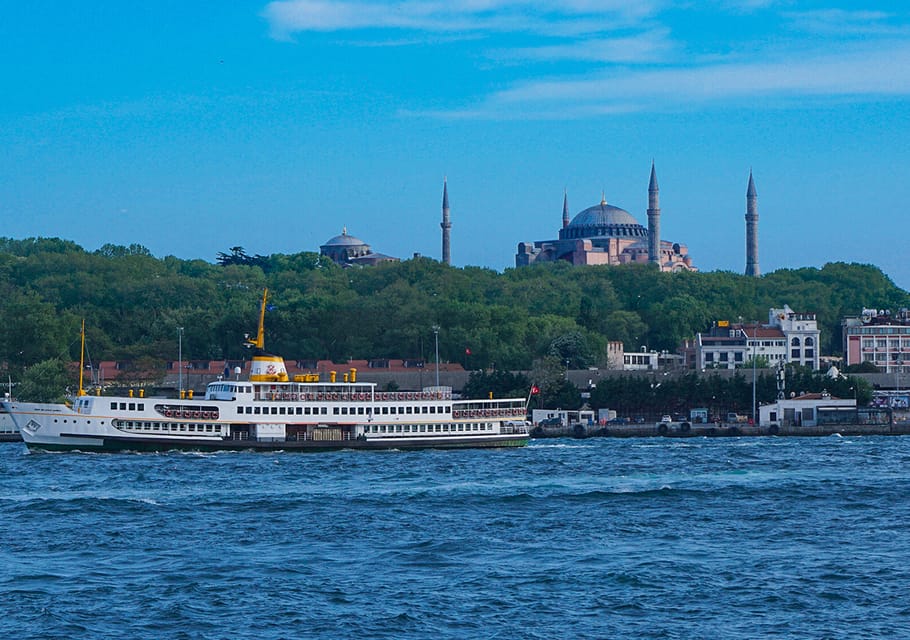 Istanbul: Bosphorus Sightseeing Cruise with Sunset Option - Boarding Experience and Comfort: Seats, Decks, and Smooth Handling