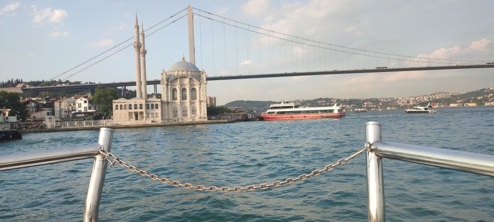 Istanbul: Bosphorus Sunset Cruise on Yacht with Live Guide - Live English guide: how the talk makes the sights stick