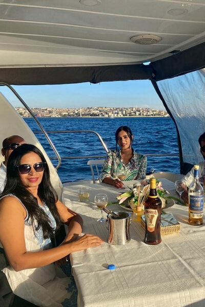 Istanbul: Bosphorus Yacht Cruise at Sunset with Snacks - Inside the Yacht: Deck Choices and the 360° View Advantage