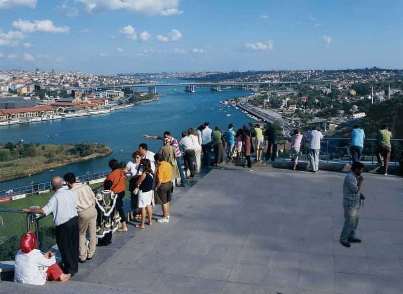 Istanbul: Guided Bosphorus Cruise & Golden Horn Bus Tour - Eyüp Sultan Mosque and Abu Ayyub al-Ansari tomb: where religion meets politics