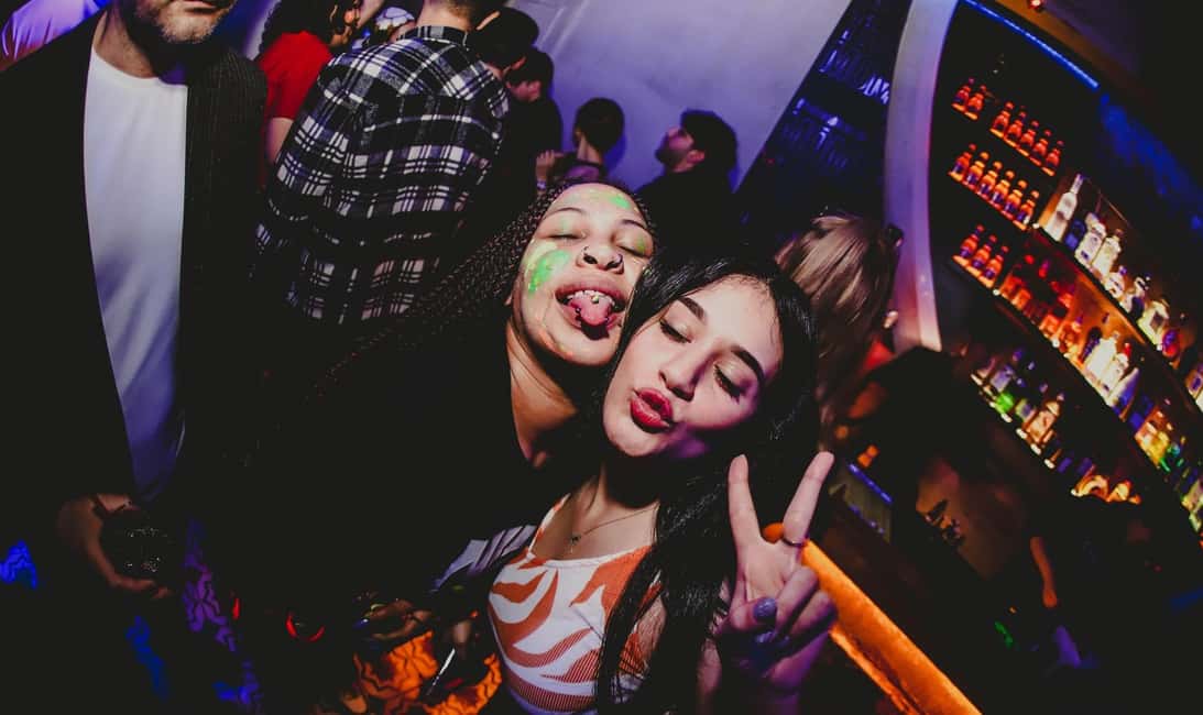 Istanbul: Rooftop Pub Crawl with Party Bus - VIP entry to rooftop clubs: what express security buys you