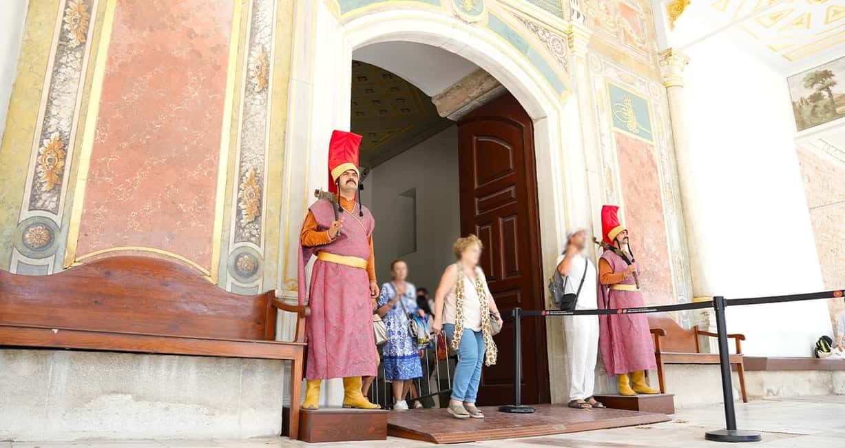 Istanbul: Topkapi and Harem Tour with Skip-the-Line Ticket - Meeting at Chimney Bistro and getting in faster