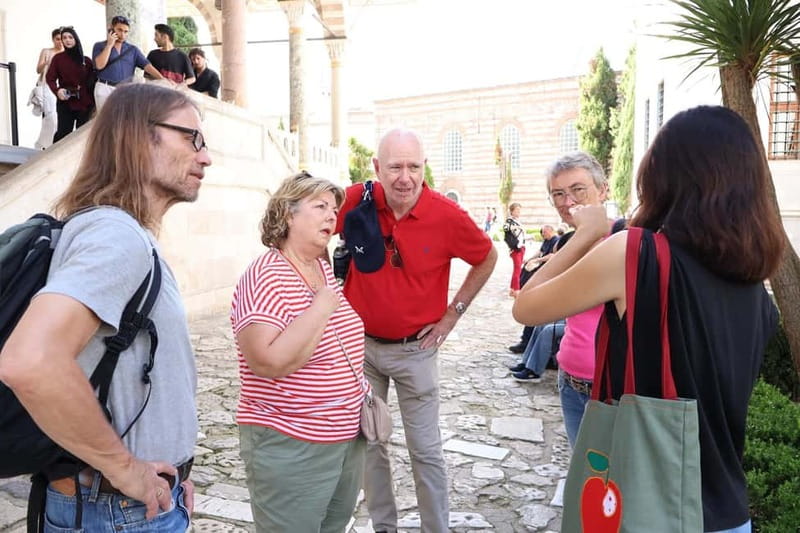 Istanbul: Topkapi Palace and Harem Museum Tour with Ticket - Meeting at Sultan III. Ahmed Çeşmesi: getting set up in Sultanahmet